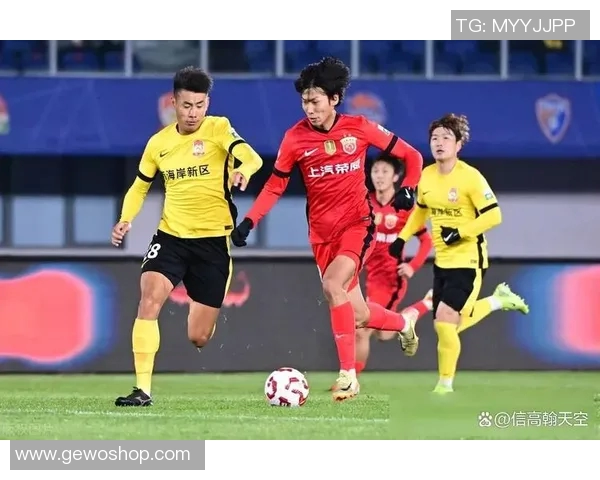 23岁足球新星闪耀赛场引领青春风暴助力球队冲击更高荣耀 23岁足球新星闪耀赛场引领青春风暴助力球队冲击更高荣耀